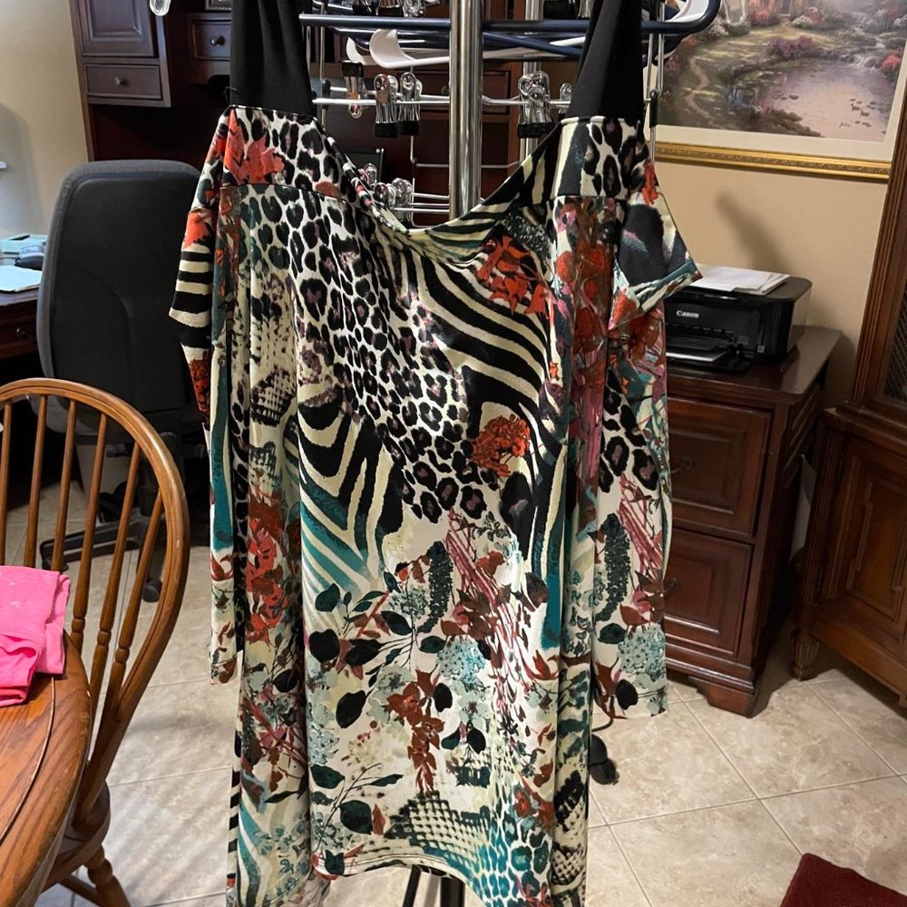 **New w/Tags** Avenue Cold Shoudler Blouse, Size 22/24